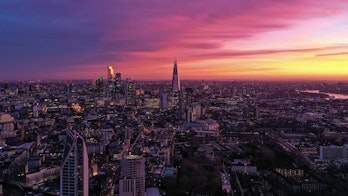Photo shows the london cityscape at sunset